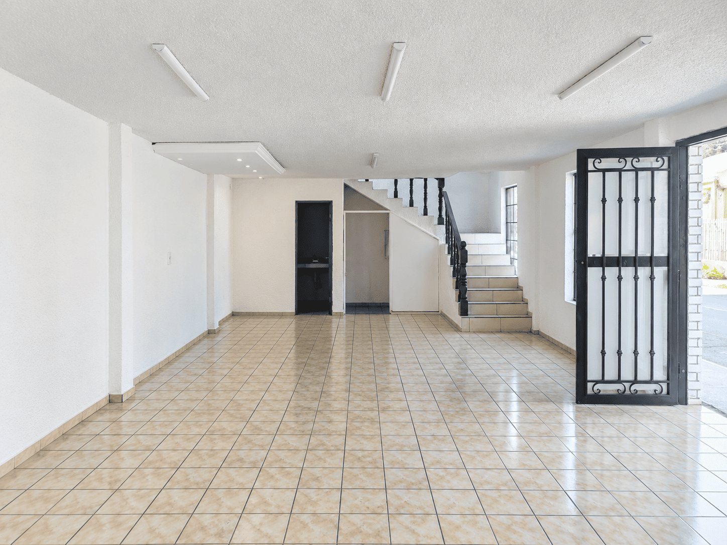 Amplio espacio vacío con escaleras revestidas Local en Av. Acereros