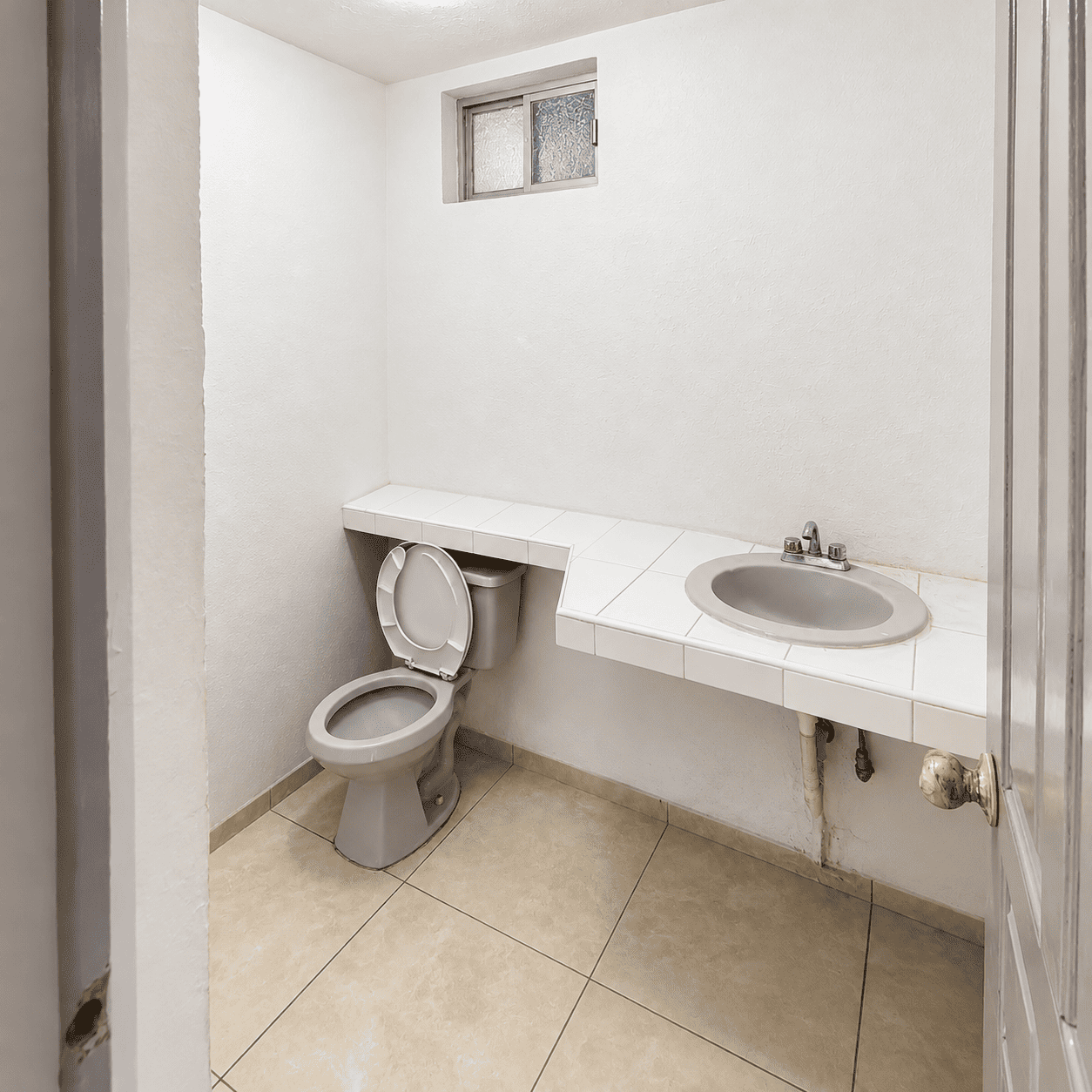 Baño compacto con lavamanos y sanitario Local en Av. Acereros