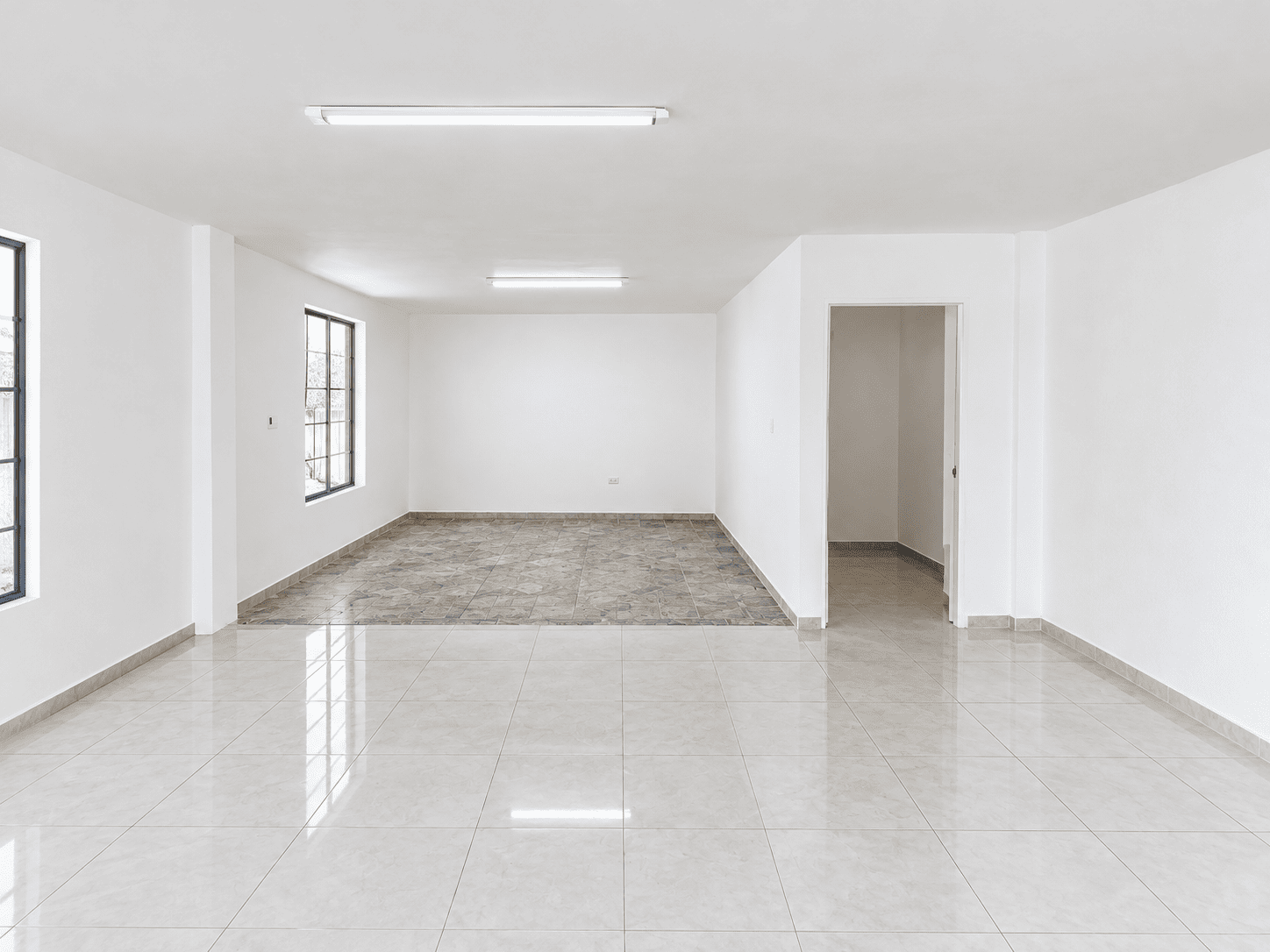 Espacio interior minimalista con azulejos brillantes Local en Av. Acereros